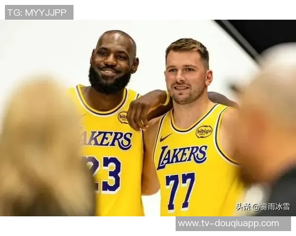 慈世平分享湖人亲子活动瞬间感谢东契奇詹姆斯与孙女合影留念