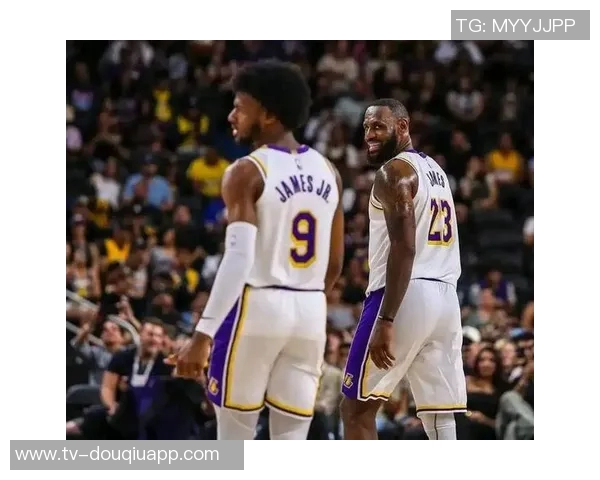 父子同台创历史詹姆斯与布朗尼在NBA赛场上携手共进