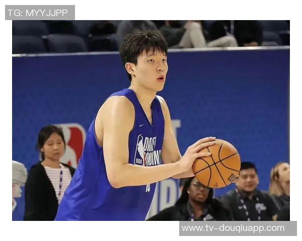 杨瀚森连续三场未能上场比赛仍在替补席上等待机会 杨瀚森连续三场未能上场比赛仍在替补席上等待机会