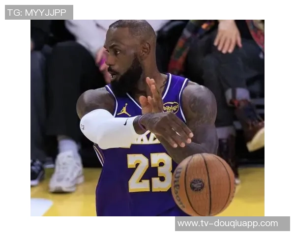 老詹赛季首秀助攻12次投射传球轻松自如能打到45岁吗