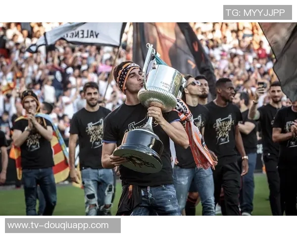 巴萨国王杯海报揭晓费兰托雷斯巴德吉卡萨多齐亮相